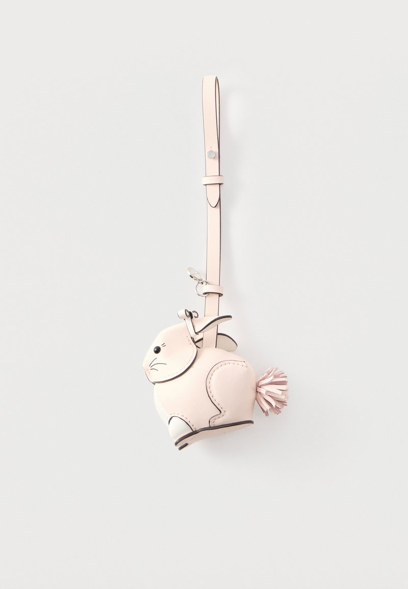 Μπρελόκ από δέρμα σε ανοιχτό ροζ χρώμα σε σχήμα λαγού με ραμμένες λεπτομέρειες, ουρά πομ πομ και ρυθμιζόμενο λουράκι για κρέμασμα.