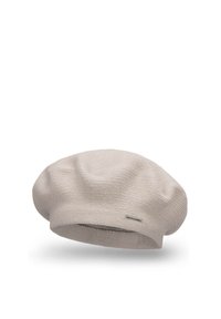 Berretto in maglia beige con una texture morbida, caratterizzato da una corona piatta e una vestibilità ampia. Include un piccolo logo metallico sul lato.