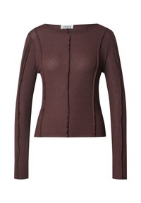 Langsleeve top in donker bordeaux ribstof, met een ronde halslijn, gekartelde zijnaad en een getailleerde pasvorm.