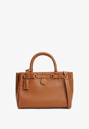 Borsa a mano in pelle marrone martellata con doppi manici superiori, dettagli in metallo dorato, tracolla rimovibile e ciondolo circolare con logo sul davanti.