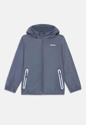 Niebieska, lekka kurtka z kapturem, z przodem na zamek błyskawiczny i dwiema bocznymi kieszeniami. Posiada elastyczne mankiety i małe logo na piersi.