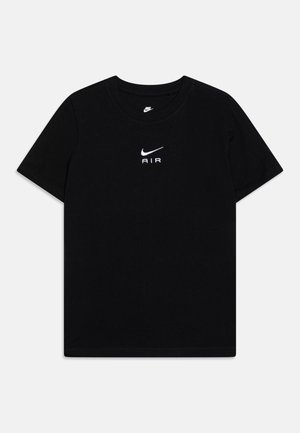 Camiseta de algodón negra con mangas cortas, que presenta un logo de Nike bordado en blanco y el texto "AIR" en el pecho. Cuello redondo clásico.
