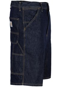 Pantalones cortos de mezclilla en un color azul oscuro, diseño clásico de cinco bolsillos, costuras prominentes y un bolsillo lateral de utilidad para mayor funcionalidad.