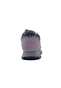 Sneaker con un tallone in suede rosa, intersuola grigia e un motivo maculato sulla parte superiore. Presenta un colletto imbottito e un sistema di allacciatura per un maggiore supporto.