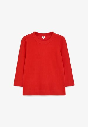 Rood shirt met lange mouwen, ronde hals, rechte zoom en geribbelde kraag, plat gelegd op een witte achtergrond.