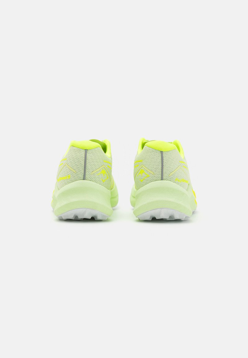 Zapatillas deportivas de color verde claro con parte superior de malla texturizada, acentos reflectantes, suela acolchada y detalles amarillos, diseñadas para correr o actividades al aire libre.