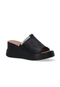 Zwarte wedge-sandalen met een geperforeerd ontwerp en een open teen. Beschikt over een riem met zilveren accent over de bovenkant en een gladde textuur.