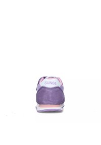 Sneaker in suede viola con un accento sul tallone rosa e bianco, caratterizzato da un logo sul retro e una suola texturizzata per una migliore aderenza.