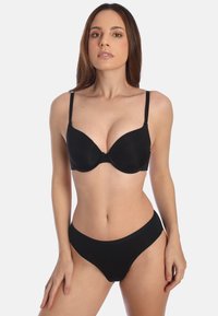 Zwarte beha en bijpassende high-waisted onderbroekset, met een gladde textuur, verstelbare bandjes en zonder zichtbare patronen of hardware.