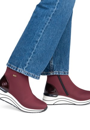 Remonte, REMONTE KURZSTIEFEL D0T73 - Bottines compensées - red