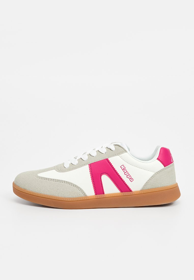 Zapatillas deportivas blancas y grises con un acento rosa, de materiales de ante y sintéticos, diseño con cordones y suela de goma. Logo en el lado y en la lengua.