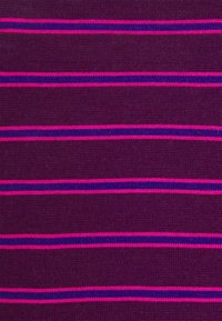 Dieppaarse gebreide stof met gelijkmatig verdeelde horizontale roze en blauwe strepen.