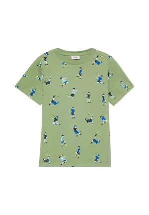 Groen kinder-T-shirt met korte mouwen en een herhalend patroon van kinderen die voetballen met gele en zwarte voetballen.