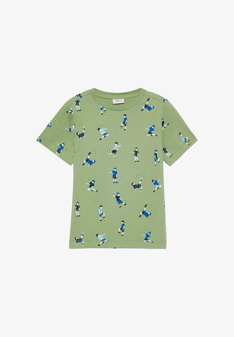 T-shirt enfant vert à manches courtes avec un motif répété d'enfants jouant au football avec des ballons de football jaunes et noirs.
