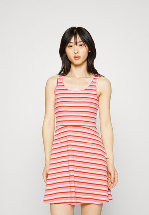Vestido sem mangas riscado com corpete ajustado e saia larga. As cores incluem tons de rosa e vermelho. Feito de material canelado.