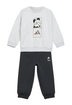 Zweiteiliges Kinderoutfit mit hellgrauem Sweatshirt mit Mickey Mouse im Helm und dunkler Hose mit Adidas- und Disney-Logos.