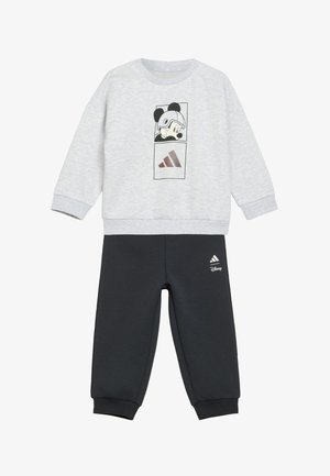 Zweiteiliges Kinderoutfit mit hellgrauem Sweatshirt mit Mickey Mouse im Helm und dunkler Hose mit Adidas- und Disney-Logos.