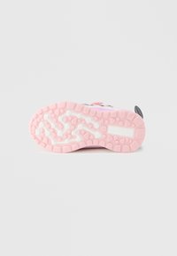 Semelle de chaussure avec une base en caoutchouc rose, un motif blanc et une surface texturée pour l'adhérence. Forme arrondie avec un dessin distinct de la bande de roulement pour la traction.