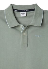 Polo shirt verde chiaro in tessuto testurizzato, con una patta a due bottoni, colletto e logo ricamato "Pepe Jeans" in bianco.