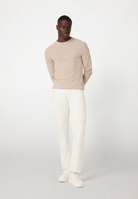 Guess RUNDHALSAUSSCHNITT - Maglione - beige