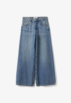 Vaqueros de mezclilla azul de talle alto y pierna ancha con bolsillos delanteros y traseros y cierre de botón, con detalles descoloridos claros en los muslos.