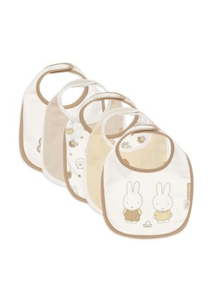 Set van vijf beige en witte slabbetjes voor baby's met konijnen- en dierenprints, overlappend gerangschikt op een witte achtergrond.