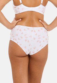 Culotte blanche taille haute avec un motif floral subtil en rose clair ; fabriquée en tissu doux et respirant avec une texture lisse.