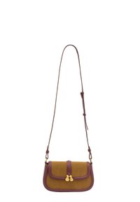 Brun kordflorsväska med vinröda läderdetaljer, guldhardware och justerbar rem. Rektangulär form med klaffstängning.