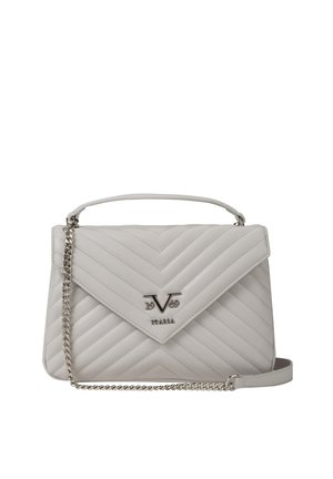 Witte doorgestikte leren handtas met bovenhandvat, V-vormige klep, zilverkleurige kettingriem en metalen "V 1969 Italia" logo vooraan.