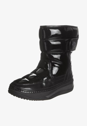 Černá lesklá zateplená zimní bota s tlustou podrážkou a polstrovaným svrškem, vybavená suchým zipem blízko vrcholu pro pevné upevnění.