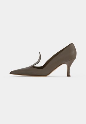 Chaussure à talon haut en cuir marron à bout pointu avec une bride incurvée sur le dessus et un talon fin de hauteur moyenne.