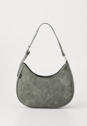 Grønn faux skinn skulderveske med en buet form, justerbar stropp og en glatt tekstur. Har en åpning på toppen og minimal sømdetalj.
