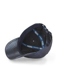 Casquette de baseball marine avec un tissu extérieur brillant, une visière incurvée et une couronne non structurée. L'intérieur présente une bande en tissu avec le logo "Von Dutch".