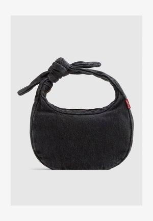 Piccola borsa a tracolla in denim nero con tracolla annodata e etichetta rossa Levi's sul lato.