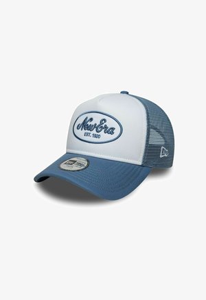Biała i niebieska czapka New Era typu trucker z siateczkowym tyłem, zakrzywionym daszkiem oraz "New Era EST. 1920" wyszytym na przednim panelu.