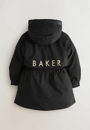 Schwarze wasserdichte Jacke mit Kapuze, featuring einen elastischen Bund und "BAKER" in heller Farbe auf dem Rücken gedruckt. Glatte Textur.