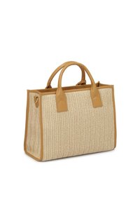 Szőtt szalmából készült kézitáska bézs bőr díszítéssel. Téglalap alakú, két fogantyúval rendelkezik, és a külső részén texturált minta található.