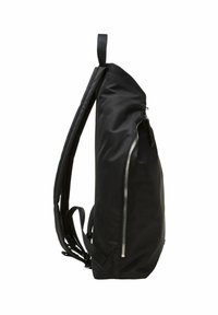 Sac à dos en tissu noir avec un design épuré, doté d'une fermeture éclair latérale, de bretelles réglables et d'une poignée supérieure pour le transport.
