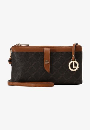 Zwarte leren clutch met een bruin leren accent, ritssluiting en afneembare band. Voorzien van een decoratieve metalen sleutelhanger en logopatroon.