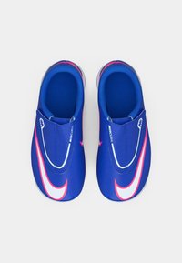 Et par blå Nike Mercurial fodboldstøvler med lyserøde og hvide swooshes, set ovenfra på en hvid baggrund.