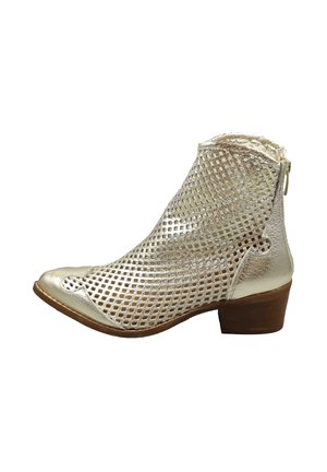 Metallisch goldener Knöchel-Stiefel mit perforiertem geometrischem Muster, niedrigem braunem Blockabsatz und Reißverschluss hinten.