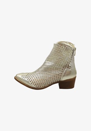 Metallisch goldener Knöchel-Stiefel mit perforiertem geometrischem Muster, niedrigem braunem Blockabsatz und Reißverschluss hinten.