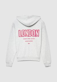 Sweat à capuche gris avec cordon de serrage et grand texte rose "LONDON". Comprend le texte "ENERGY SPORT CENTER" et "COVENT GARDEN" en dessous.