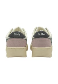 Gola-Schuhe mit einem Obermaterial aus weißem Leder, grauen und rosa Wildleder-Akzenten, einer strukturierten beigen Sohle und einem Logo auf der Ferse. Abgerundete Zehenpartie und ein niedriger Profil-Design.