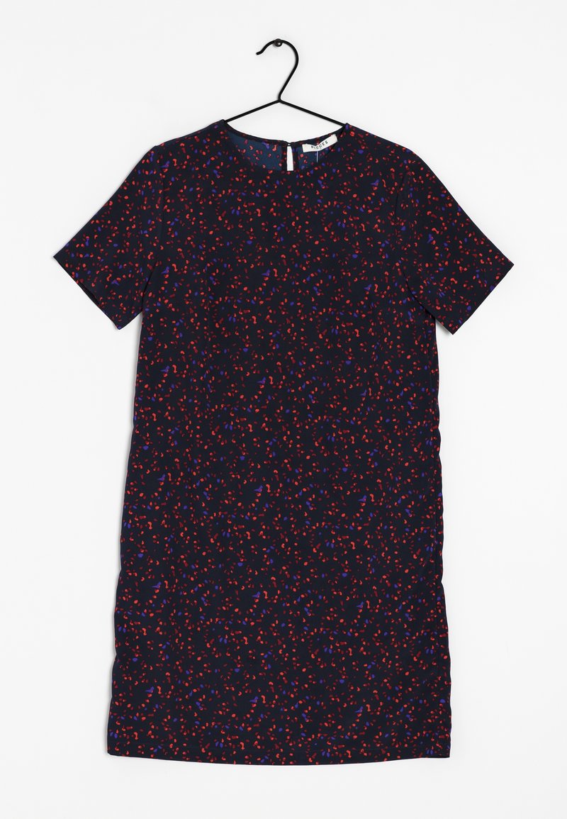 Robe courte à manches courtes, longueur genou, de couleur foncée avec un motif tacheté rouge et bleu, col rond, suspendue à un cintre en fil noir sur fond blanc.
