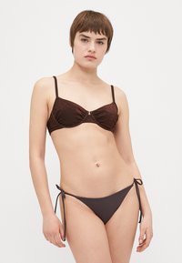 Top de bikini en paillettes brunes avec bretelles ajustables et détails froncés ; bas de bikini taille basse assorti avec côtés à lien, en tissu lisse.