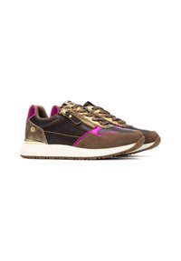 Zapatillas con cordones que combinan tela negra, ante marrón y acentos metálicos. Presentan detalles en rosa y una cremallera decorativa en el lateral.