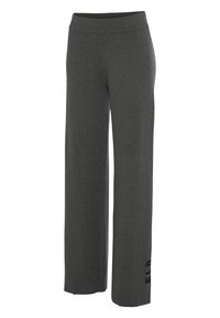 Graue, weit geschnittene Hosen aus weichem Stoff mit einem glatten Bund und schwarzem Logo-Detail am Saum.