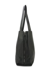 Zwarte leren totebag met een gestructureerd ontwerp, voorzien van een centrale rits en twee schouderbanden. Textuur oppervlak en gestroomlijnd profiel.