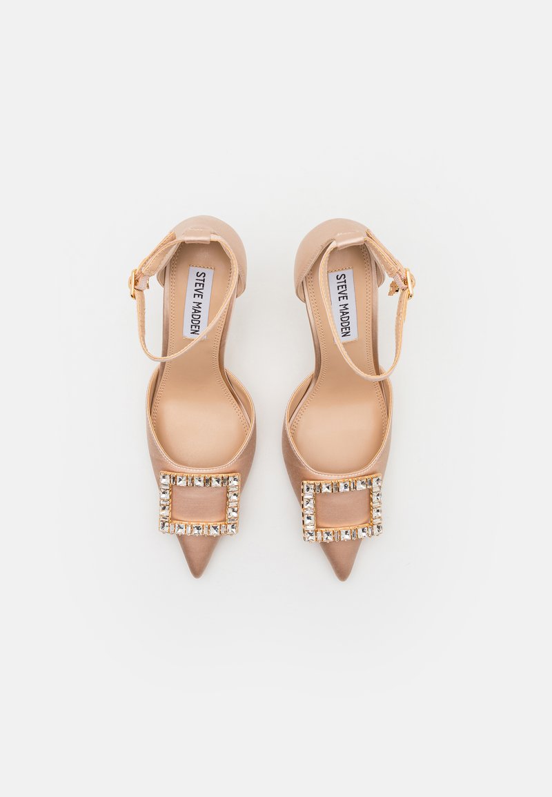 Beige spitze Pumps mit Riemen, ausgestattet mit einer großen rechteckigen Strassschnalle und glattem Leder. Markenlabel innen sichtbar.